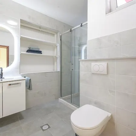 Leonardo Apartment